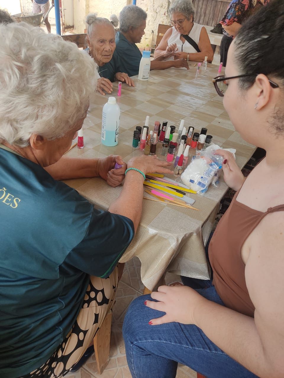 imagems das idodas em Atividade recreativa com residentes